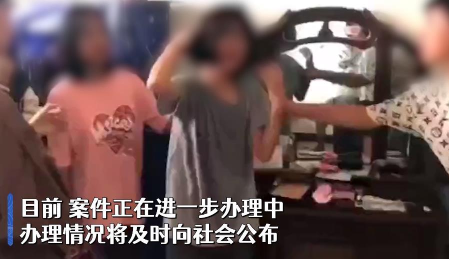 气愤!云南一女生被多名学生殴打,拳打脚踢