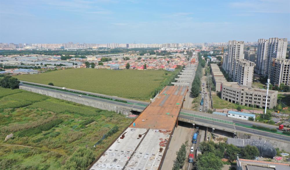 老机场路高架桥跨越绕城高速,等建成通车后,当地交通将更便捷