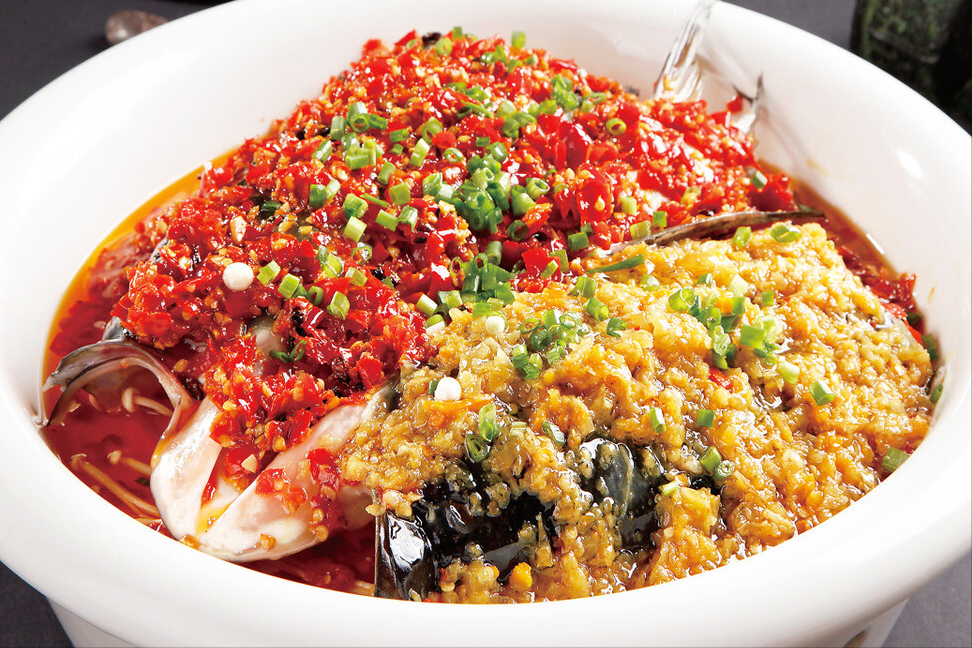 湖南人做剁椒鱼头真好吃,大厨分享技巧步骤,鱼肉鲜嫩香辣过瘾