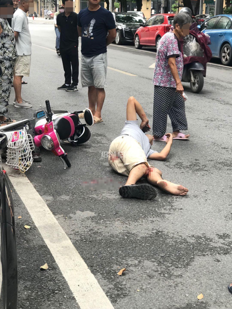 绍兴男子醉酒开电动车!撞路边轿车侧翻,人躺地出血