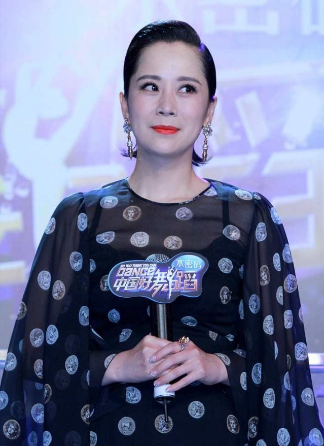 海清不愧是女明星,尽管穿着衣服像"地摊货",但看着也时髦