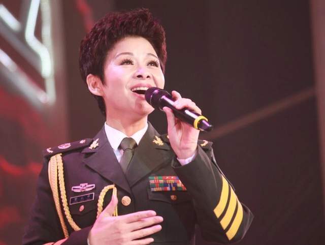 董文华:22岁嫁初恋23岁曝火,15次登春晚,为什么突然销