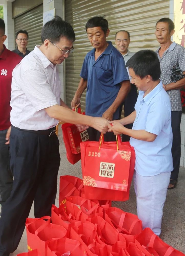 罗地村慰问现场伯湖村慰问现场end编辑:余婧检查:罗宁审核:殷世龙