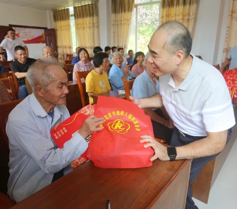 伯湖村慰问现场end编辑:余婧检查:罗宁审核:殷世龙