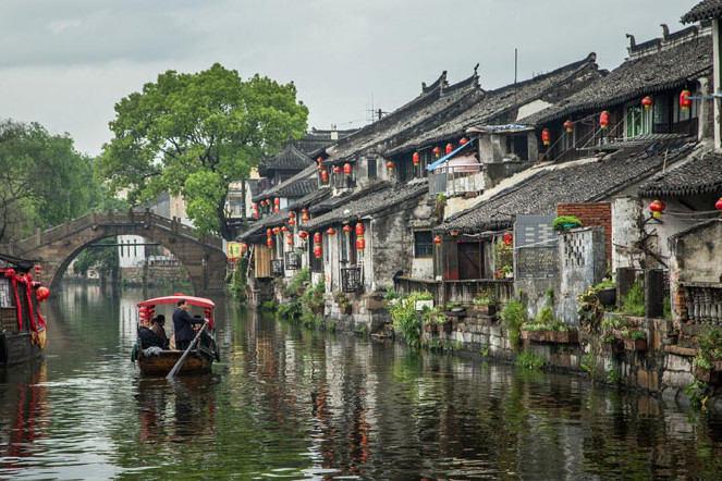 上海水乡古镇,遍植荷花,清雅秀美,是游客最佳旅游地