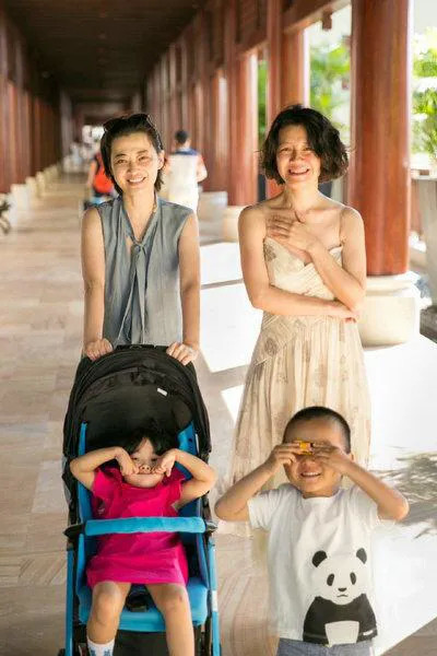 梅婷拍摄《父母爱情》时,刚到剧组,就听见一个小女孩急切地问:梅婷