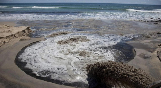 梦境之舟，被水与阻碍物翻覆的启示——解析梦见水面上有人划小皮伐被阻碍物撞翻，我的衣服被淋湿的深层含义