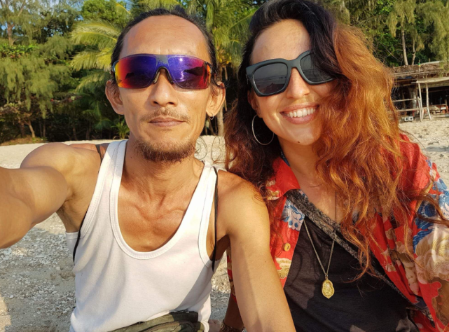 泰国山洞里有一流浪汉,不修边幅蓬头垢面,却有多名美女自愿作伴