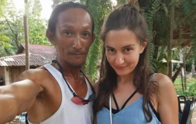 泰国山洞里有一流浪汉,不修边幅蓬头垢面,却有多名美女自愿作伴