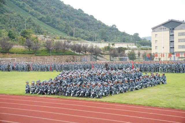 杭州市长乐青少年教育基地教官代表带来了擒摔表演,他们的动作铿锵有