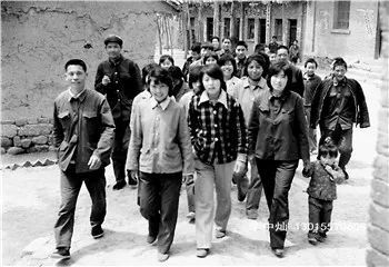 1986年3月,洛宁县河底乡青年男女,带着小孩到河底小学参加乡政府组织