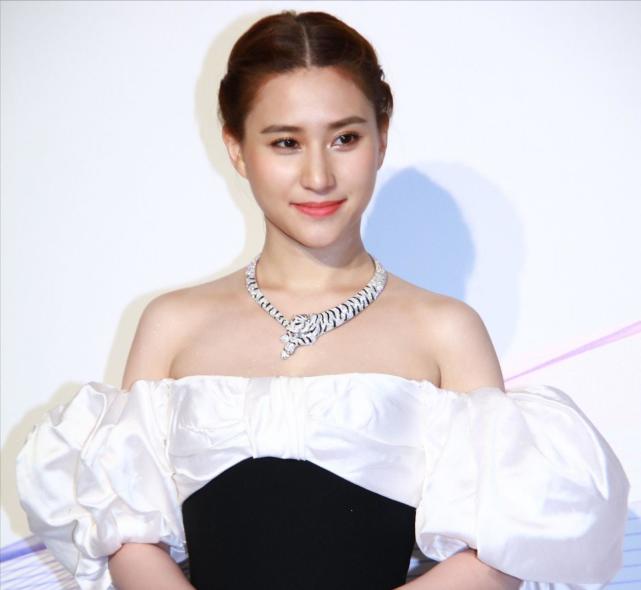 四房的长女),何超莲(30岁,三房的幼女),何超欣(22岁,四房的幼女)