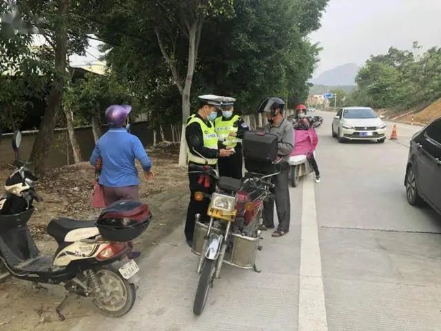 交警路边查车,是根据什么来拦车的?记住这几点,交警都懒得理你