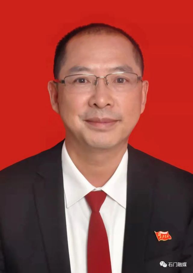 校长魏勇 石门县第三中学副校长徐向虎 蒙泉镇中心学校本部校长郑玉才