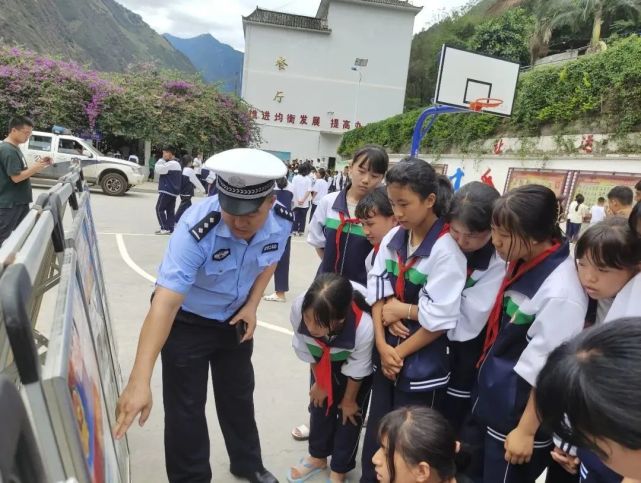 泸水交警大队围绕"民族团结进步宣传月"多举措开展交通安全宣传活动