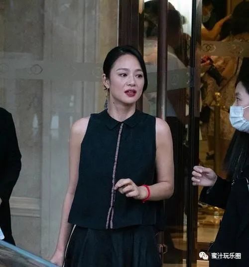 周韵还是无修图好看,看着更加的大气,穿黑裙一点都不显老