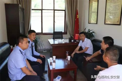 9月8日,西和县公安局党委委员,副局长鲁智勤带领交警大队副大队长王
