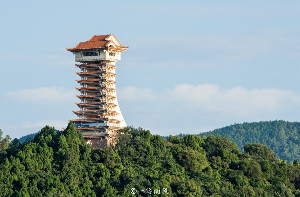 四川广元屹立着一座奇特建筑,造型像凤凰,起因和武则天有关