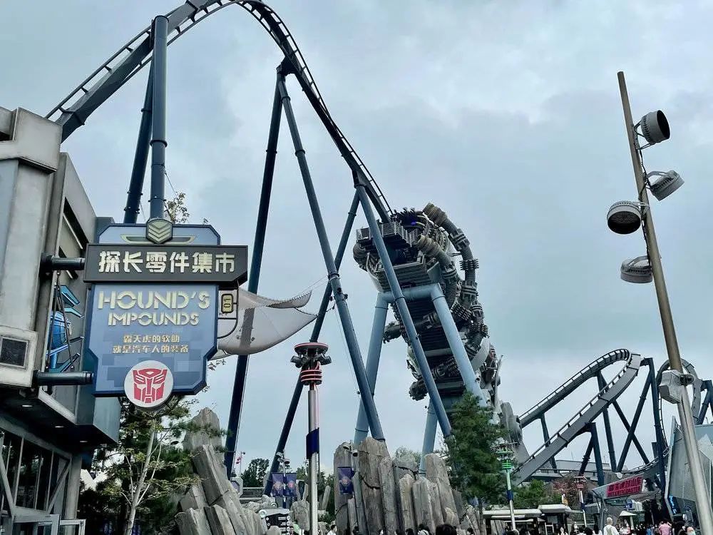 在老北京环球影城,买杯黄油啤酒就像买豆汁儿