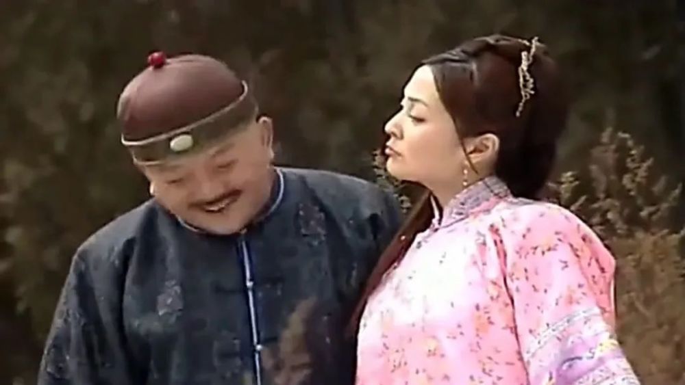 和珅除了第一位原配夫人冯氏以外,第二位是来自大草原故乡的长二姑