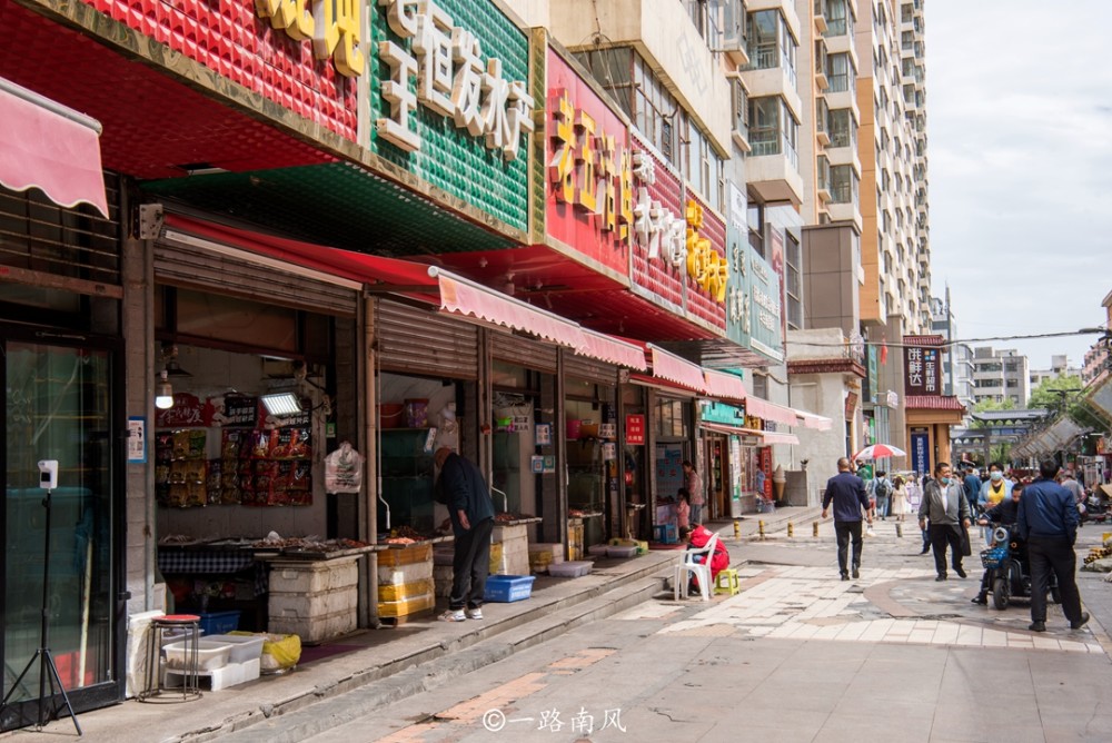 西宁著名的莫家街,被游客和当地人奉为美食圣地,白天有点冷清