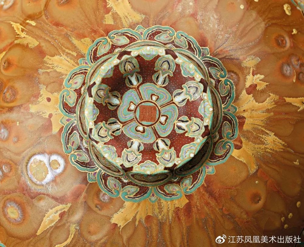 但壁画内容丰富,纹饰精致远超前朝;唐朝开始,敦煌图案进入了"史无前例