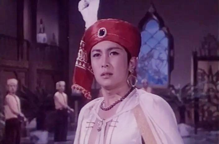 1982年古装神话电影《孔雀公主》上映,唐国强饰演勐板扎国的召树屯,身