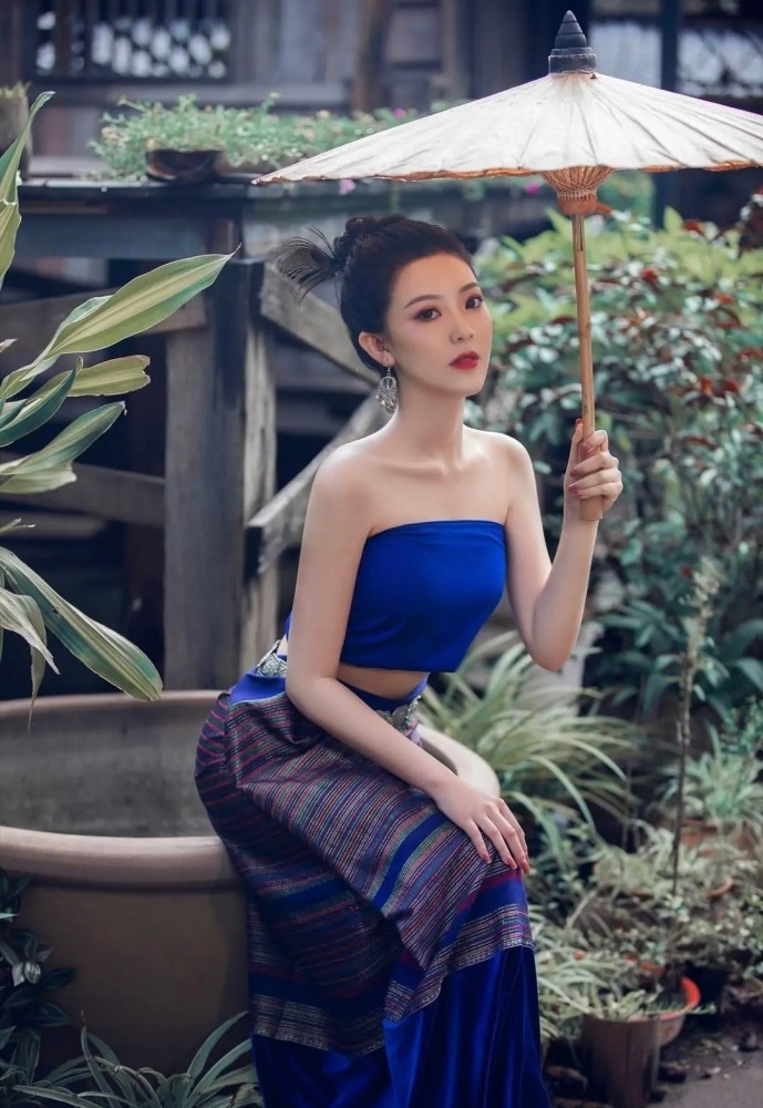 傣族元素的服饰,更显女性端庄高贵