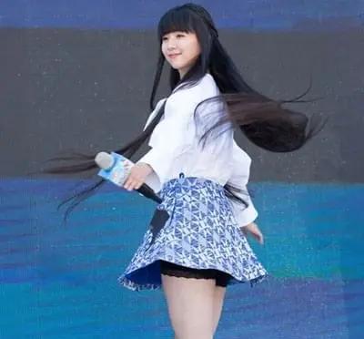 小彩旗被杨丽萍放弃?14岁喊富二代老公,拔丝吻太投入