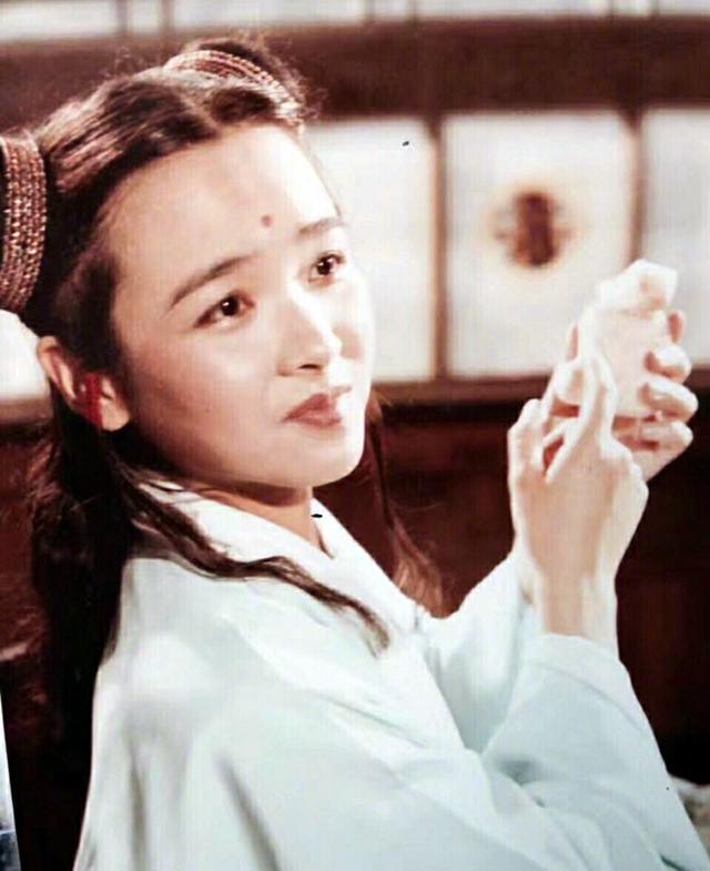 41,白龙马(侍女化身)由任文坚扮演.42,蝎子精由李云鹃扮演.
