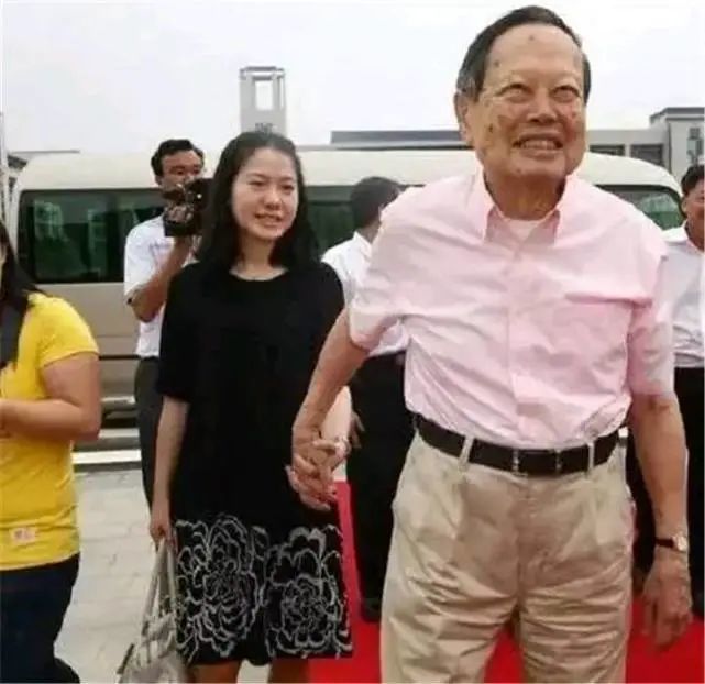 41岁翁帆含泪说出,当初为何嫁给82岁的杨振宁,原因到底是啥?