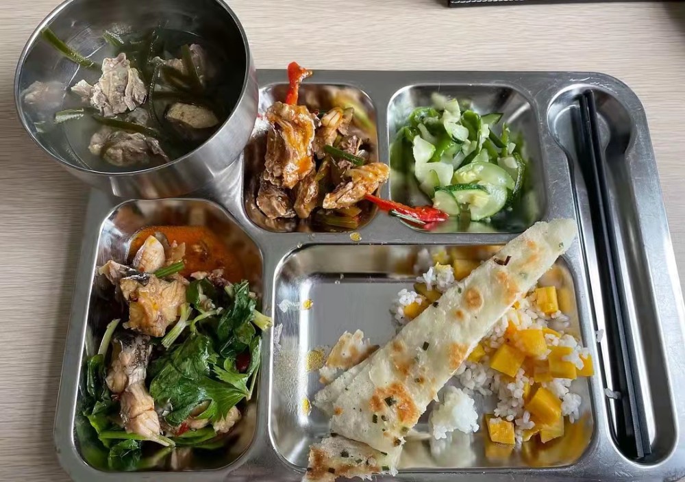 福州单位美女晒食堂伙食,走红朋友圈,3块钱一顿,水果饮料任选