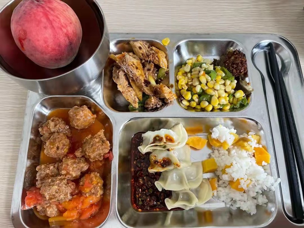 福州单位美女晒食堂伙食,走红朋友圈,3块钱一顿,水果饮料任选