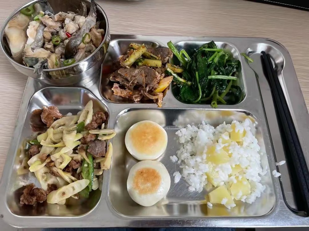 福州单位美女晒食堂伙食,走红朋友圈,3块钱一顿,水果饮料任选