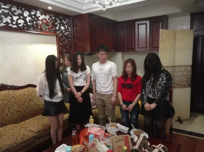 警方摧毁卖淫团伙 缴获13箱招嫖卡片