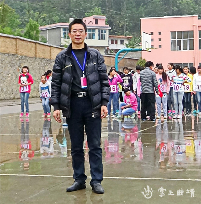 扎根山乡教书育人33年的徐安慰,现为宣威市普立乡第一中学教师.