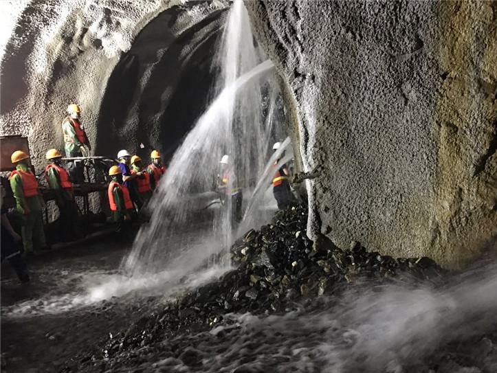 中国再出手!耗资2800亿在山上挖条隧道,涌出的水能灌满15个西湖