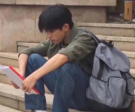 偶遇易烊千玺拍戏把脸涂黑,造型像农民工,蹲在墙角表情很辛酸