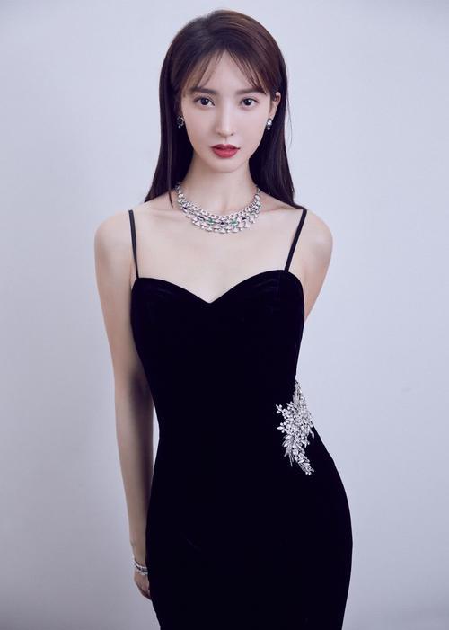 金晨的身材,颜值和穿搭惊艳到我了,跳舞还那么好,宝藏