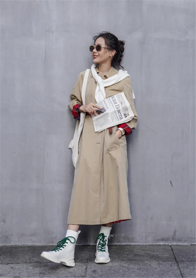 风衣穿什么鞋_穿长款风衣配什么裤子