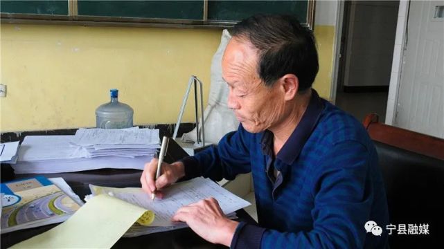 宁县早胜初中徐月旺:立足三尺讲台,塑造无悔人生