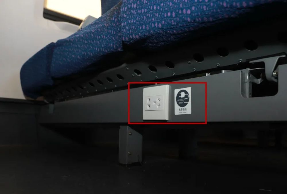 的充电口都在哪里 一等座车厢 每排座椅的前方 均配有可供充电的插座