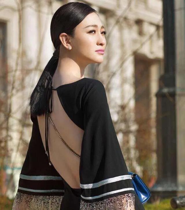 43岁李小冉身材有多好?内衣照曝出成熟性感,网友:林志玲也比不上!