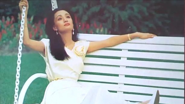 她是《插翅难逃》中的"豪嫂"郭金凤,当红时嫁给圈外