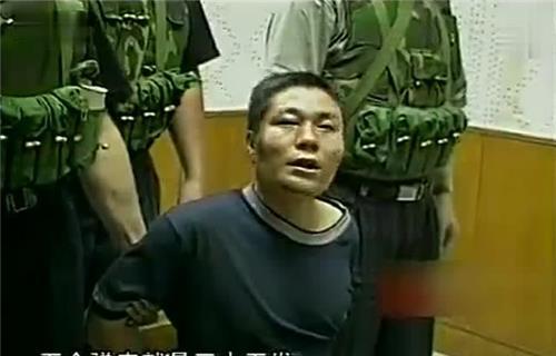 2000年悍匪张君落网时,警察为何脱掉他左脚鞋袜,看脚底才安心?