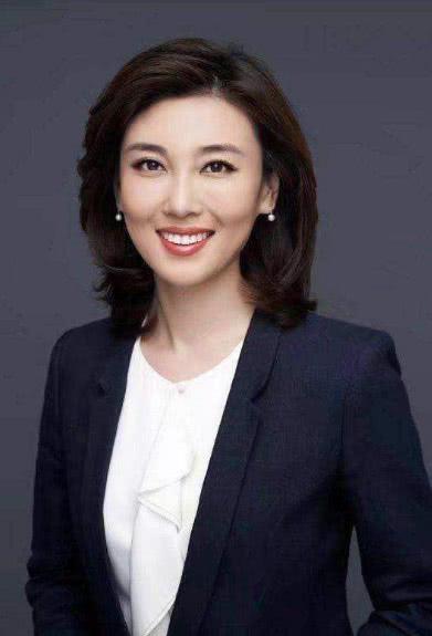 央视最有气质美女主持,曾因胸围惹争议,今成电话大王的儿媳妇