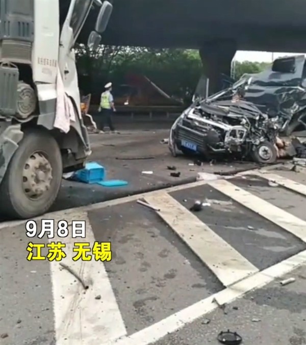 运钞车事故致2死,钞票遍地:原因系货车司机疲劳驾驶