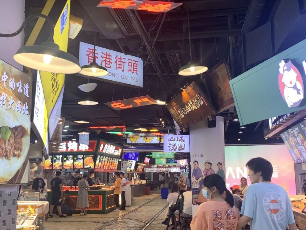 逛完杨家坪步行街,来这里尝尝港式装修风格的九龙好吃街小吃