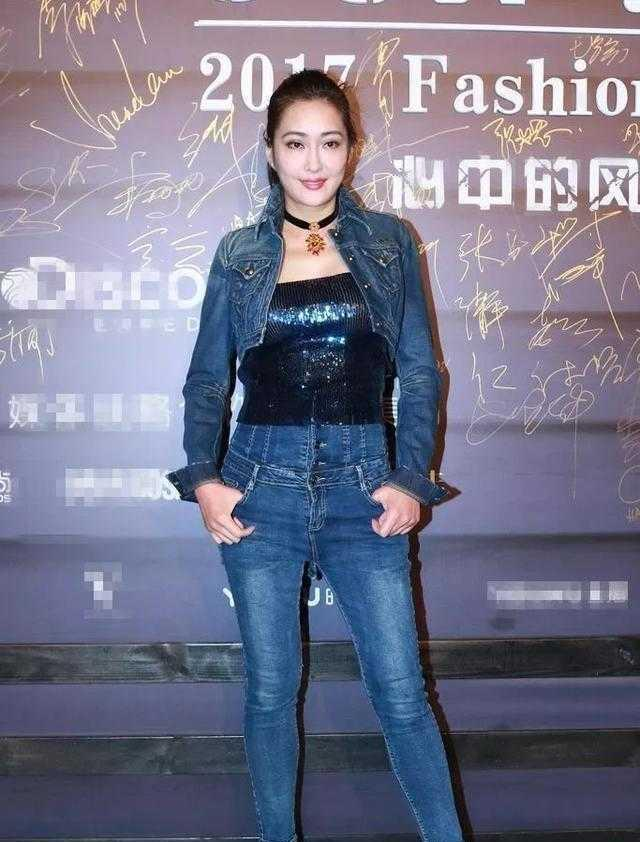 孟广美真是"时光尤物",穿粉色连衣裙优雅迷人,哪像大妈辈的人