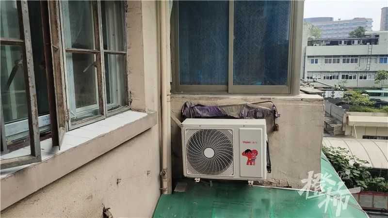 邻居的空调外机就在自己卧室窗下!85岁老太实在吃不消